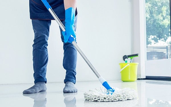 Cómo limpiar y eliminar la grasa del suelo de la cocina
