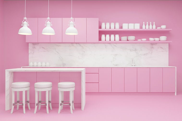 Cocina moderna totalmente rosa con encimeras y taburetes blancos
