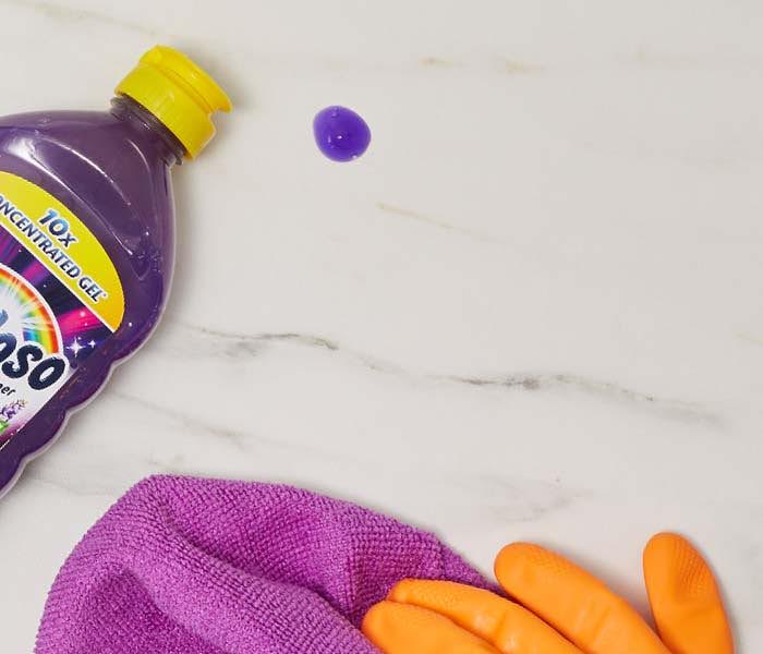 Fabuloso Lavanda 10 veces más concentrado sobre una superficie de mármol blanco junto a un paño de limpieza.